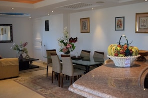 Duplex, 3 chambres | Repas dans la chambre