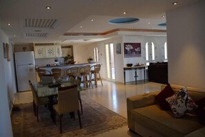 复式, 3 间卧室 | 起居区 | 平板电视