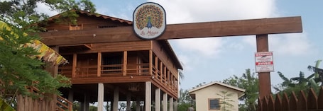 Fachada de la propiedad