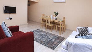 Appartement Deluxe, 1 chambre | Aire de séjour | Téléviseur à écran plat de 32 po avec télévision par satellite