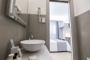 Standard-Doppelzimmer | Waschbecken im Bad