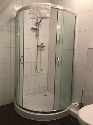 Dubbelrum | Badrum | Dusch, gratis toalettartiklar, hårtork och handdukar