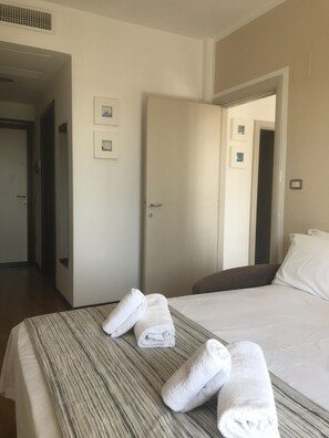 Minibar, coffres-forts dans les chambres, bureau