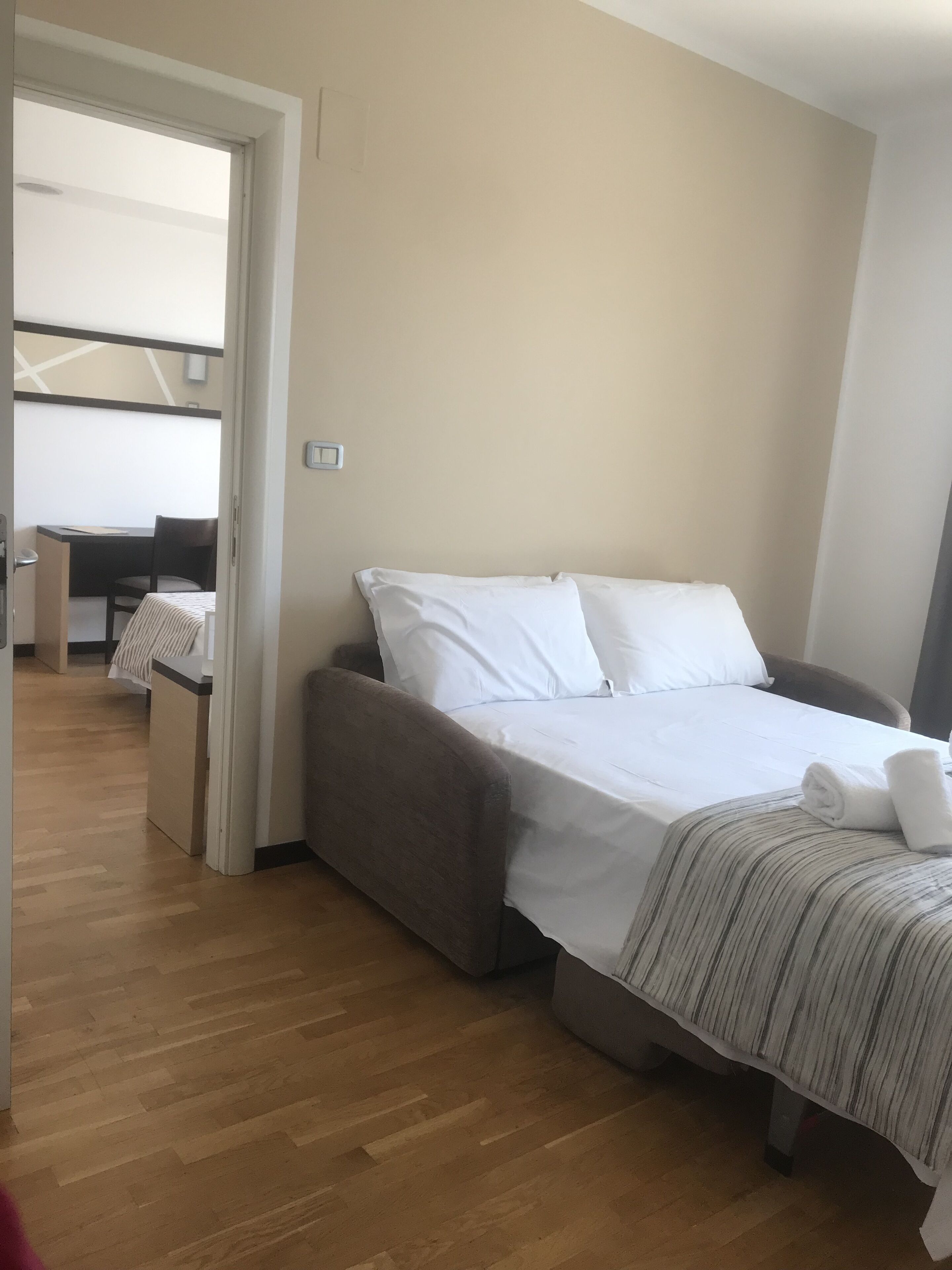 family room | minibar, in-room safe, desk, laptop workspace