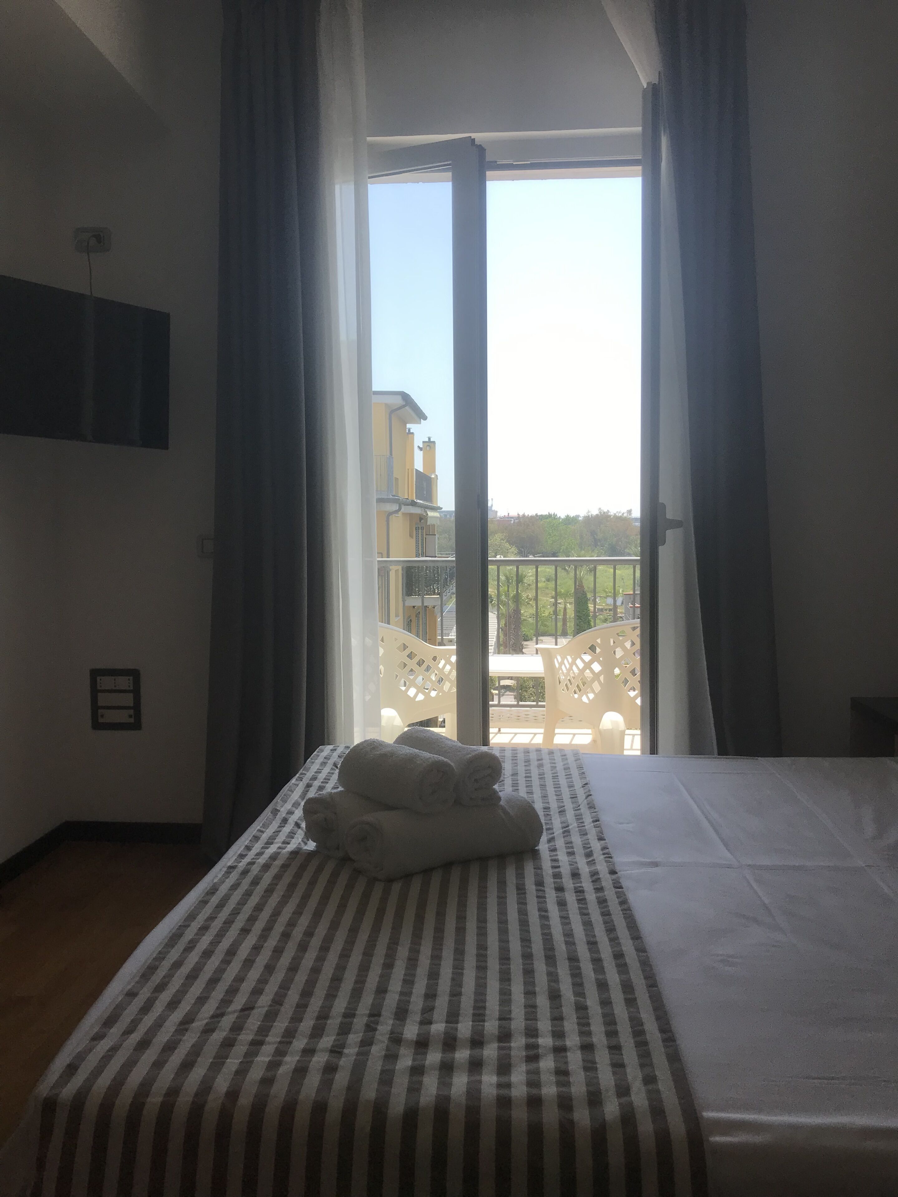 family room | minibar, in-room safe, desk, laptop workspace