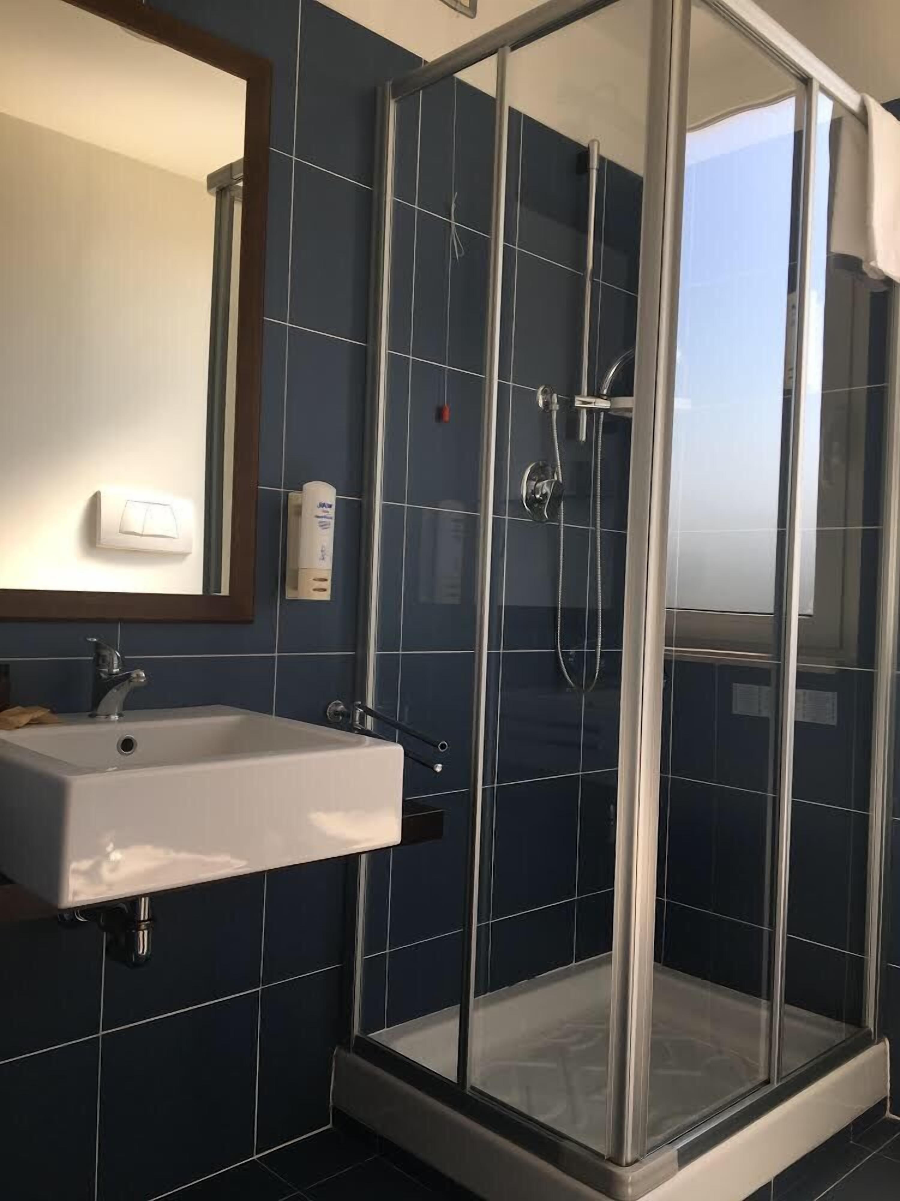 shower, free toiletries, hair dryer, bidet