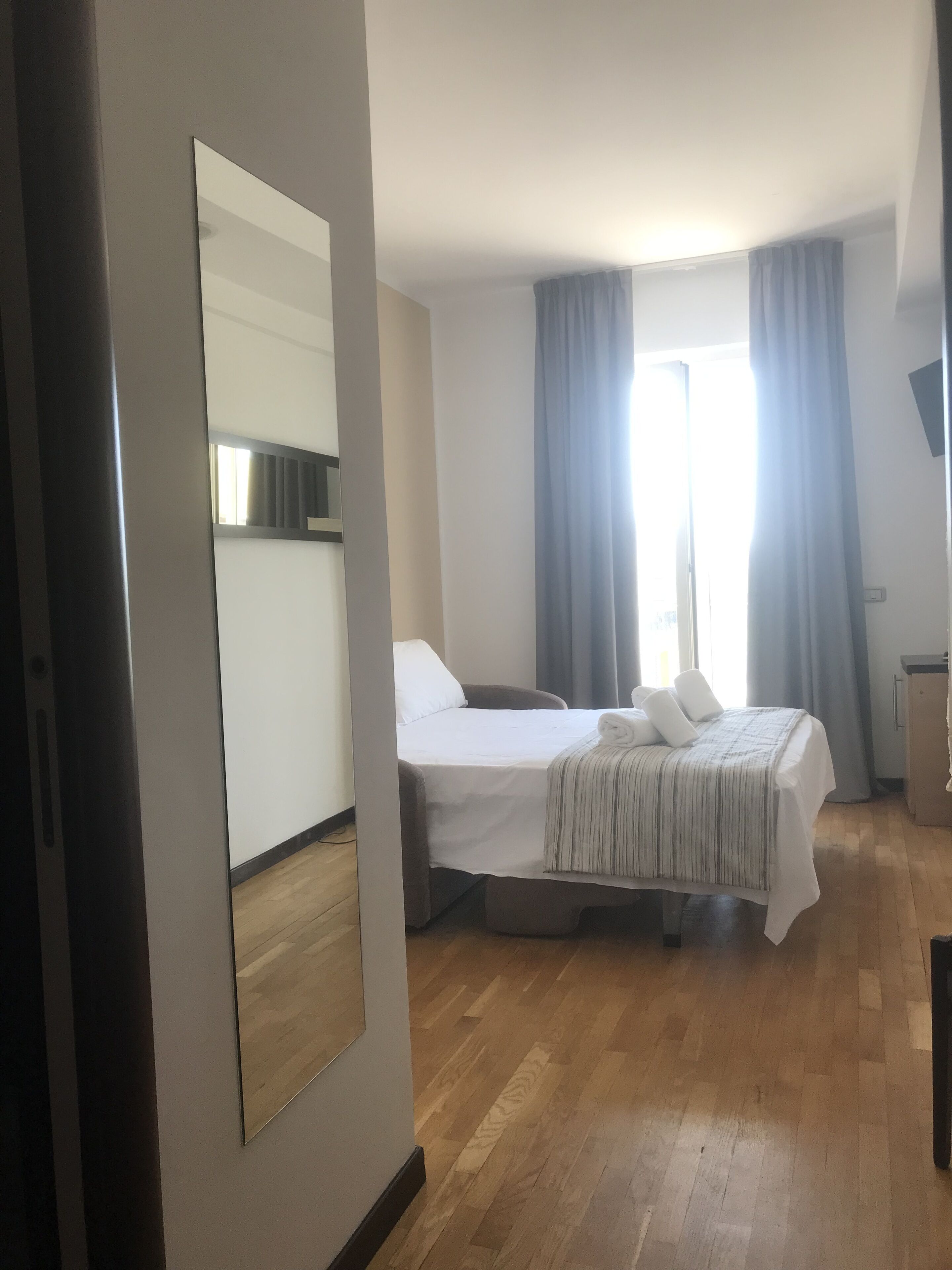 family room | minibar, in-room safe, desk, laptop workspace