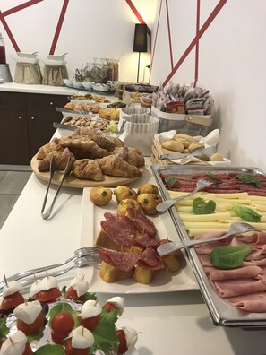 Free daily buffet breakfast  - Hotel Royal (San Benedetto del Tronto)