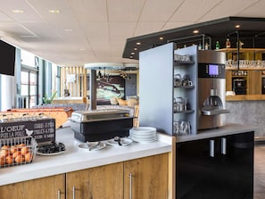Se ofrece un desayuno bufé (11.90 EUR por persona)