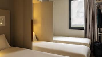 Una scrivania, tende oscuranti, insonorizzazione