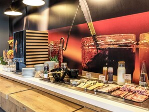 Dagelijks ontbijtbuffet (EUR 11.90 per persoon)
