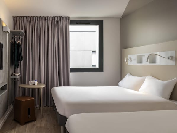 Family Double Room, Multiple Beds | Desk, blackout curtains, soundproofing, free cots/infant beds - ibis budget Gonesse Le Bourget (Gonesse)
