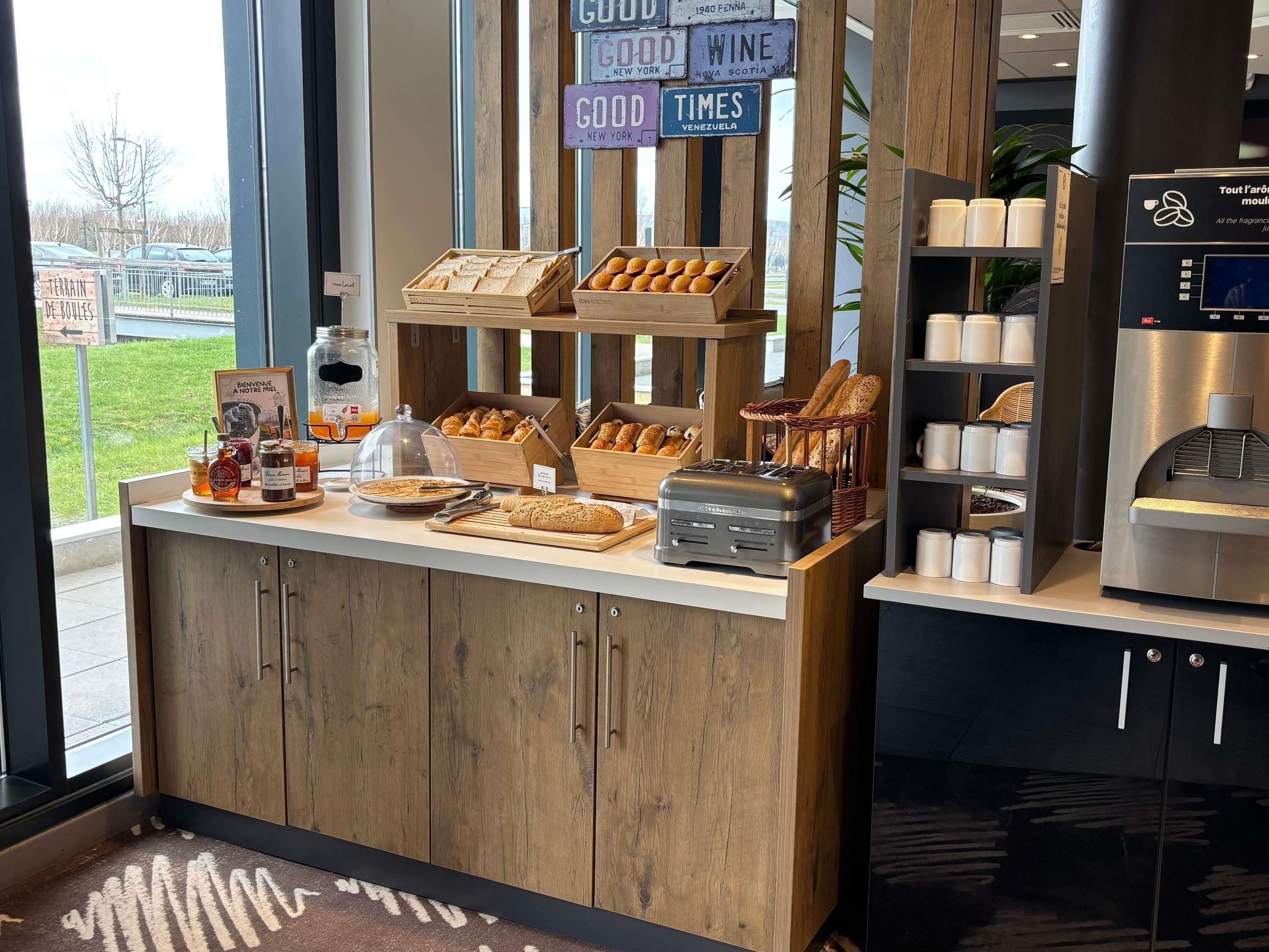 Un buffet pour le petit-déjeuner proposant une variété de pains, de viennoiseries et d’accompagnements.