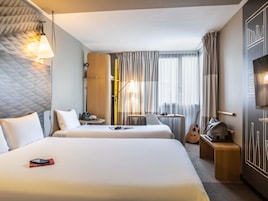 Habitación familiar, 1 cama doble con sofá cama | Escritorio, sistema de insonorización, tabla de planchar con plancha