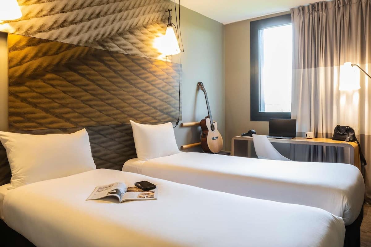 Standard Room, 2 Single Beds | Desk, soundproofing, iron/ironing board (on request)