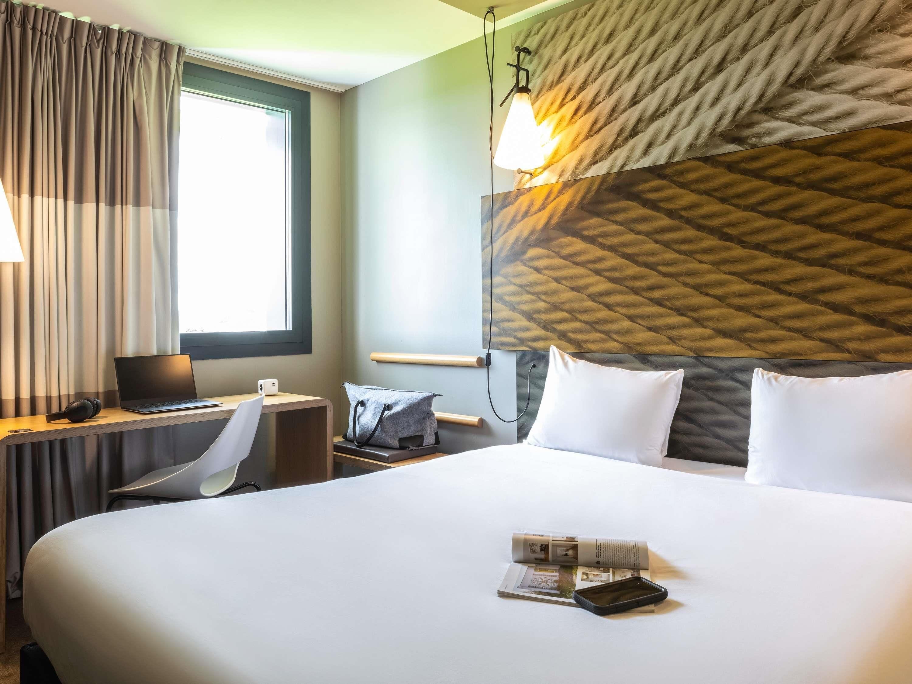 Bureau, chambres insonorisées, fer et planche à repasser