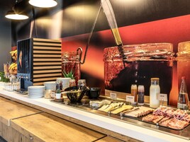 Se ofrece un desayuno bufé todos los días (por un coste adicional)