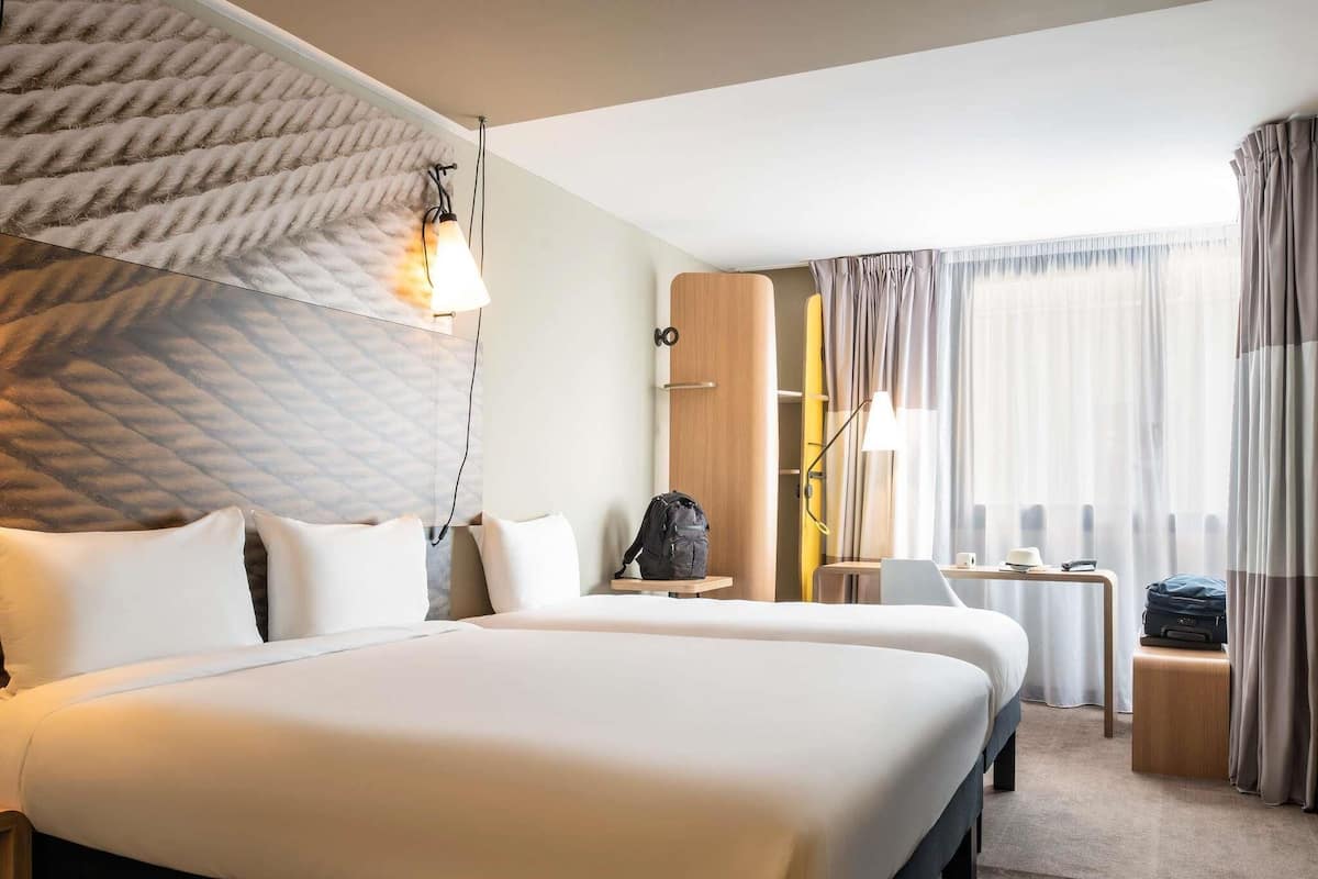 Chambre Standard, 3 lits une place | Bureau, chambres insonorisées, fer et planche à repasser