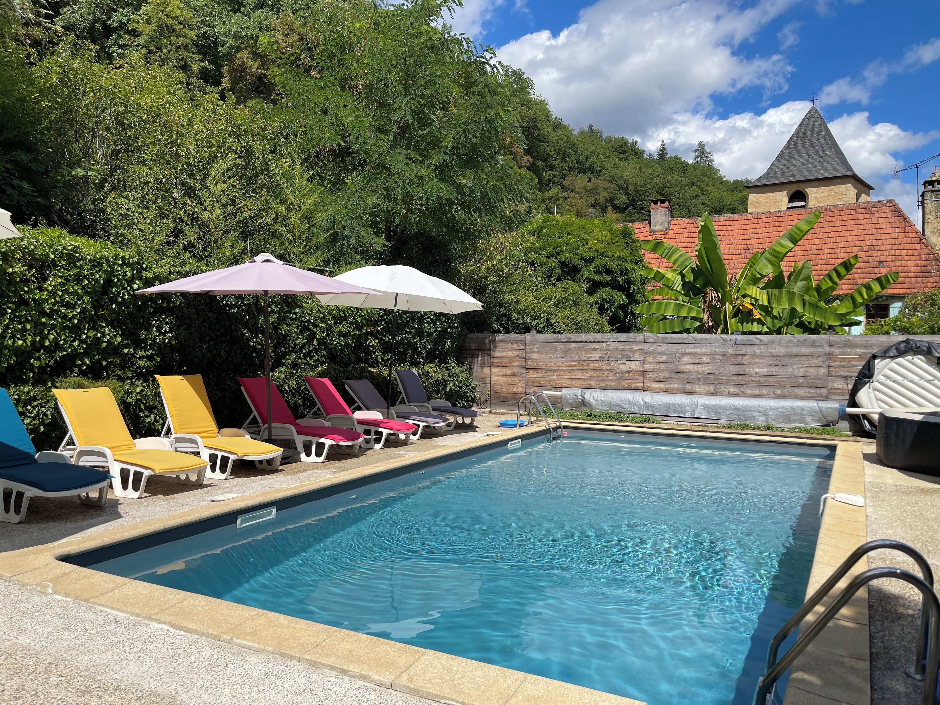Una piscina al aire libre, una piscina climatizada