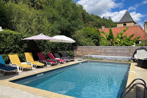 Una piscina al aire libre, una piscina climatizada