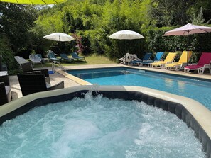 Una piscina al aire libre, una piscina climatizada