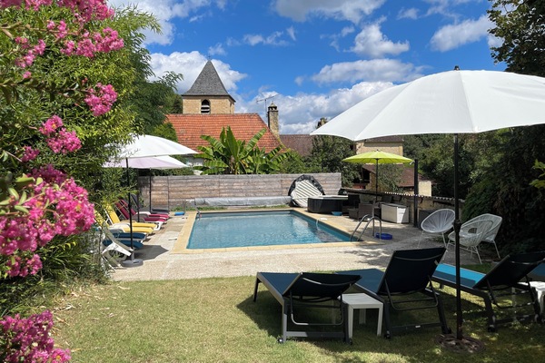 Una piscina al aire libre, una piscina climatizada