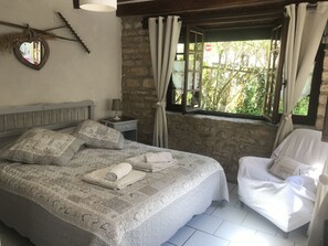 2 bedrooms, iron/ironing board, travel cot, free WiFi