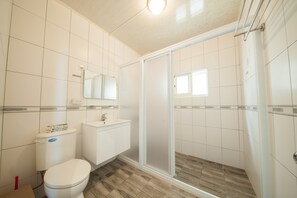 Suihku, ilmaiset hygieniatuotteet, hiustenkuivaaja, tohvelit