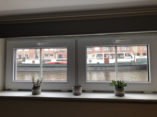 Slapen in eigentijds woonboot hotel