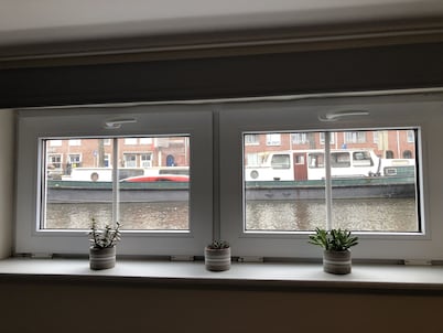 Slapen in eigentijds woonboot hotel