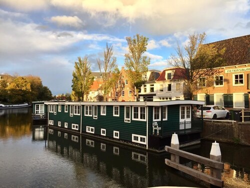 Slapen in eigentijds woonboot hotel