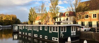 Slapen in eigentijds woonboot hotel