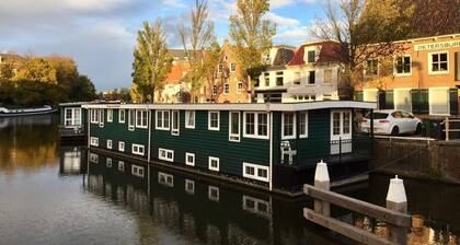 Slapen in eigentijds woonboot hotel