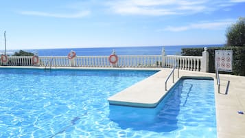 Piscina all'aperto, lettini