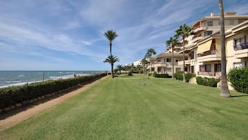 Utendørsbasseng og solsenger