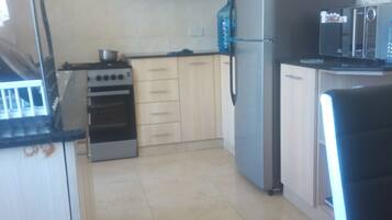Apartemen Deluks | Dapur pribadi | Lemari es besar, microwave, oven, dan kompor