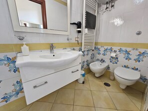 A bathroom with a white sink, a bidet, and a toilet. - Le Ninfe Luxury Rooms (Naples)