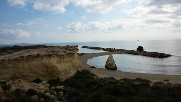 A coastal landscape with a sandy beach, rocky formations, and a clear sky. - Mediterranea Guesthouse B&B (Portopalo di Capo Passero)