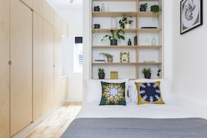 Studio Apartment | Individually decorated, individually furnished, blackout drapes - Cuckooz Bloomsbury Apartments (London)