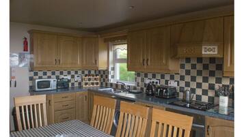 Cottage, 4 Bedrooms | Private kitchen | Fridge, microwave, oven, stovetop