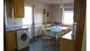 Cottage, 3 Bedrooms | Private kitchen | Fridge, microwave, oven, stovetop