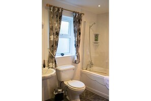 Artículos de higiene personal gratuitos, secador de pelo y toallas