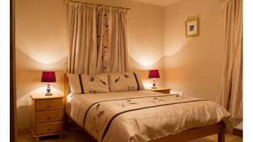 Cottage, 4 Bedrooms | Individually decorated, individually furnished, desk, iron/ironing board