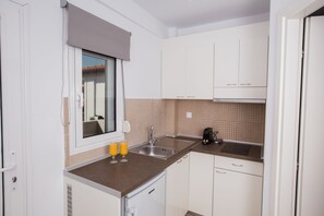Standard Apartment | Private kitchenette | Fridge, stovetop, espresso maker, electric kettle - Kassandra Studios (Kassandra)