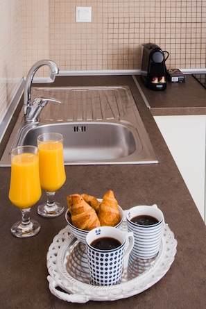 Private kitchenette - Kassandra Studios (Kassandra)