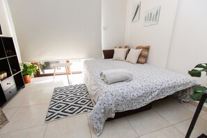 Iron/ironing board, free WiFi, bed sheets - Laila's Comfortable City Apartment (Larnaca)