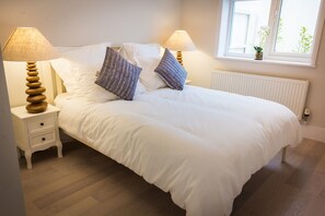 2 عدّة غرف نوم وملاءات أسرّة