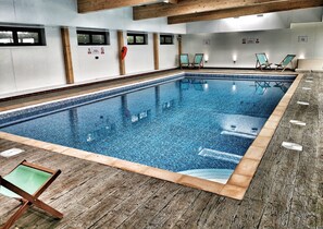 من حمّامات السباحة المغطاة