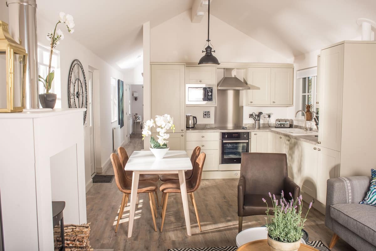 superior beach house 2 bedroom | in-room dining
