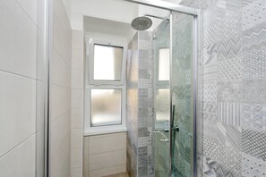 Appartement, 2 chambres | Salle de bain | Douche, séchoir à cheveux, bidet, serviettes fournies